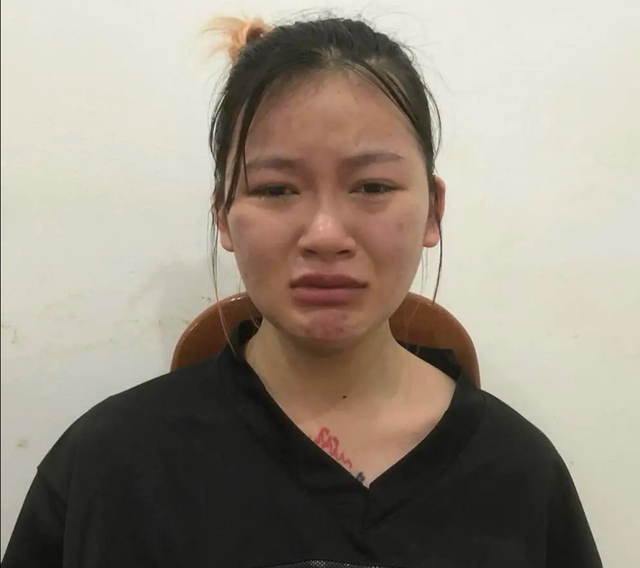 Thiếu nữ 19 tuổi ở Hà Nội khóc nức nở khi bị công an bắt giữ