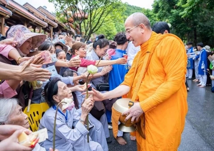 Công ty ngừng đi chùa cúng dường, chuyển sang hiến m.áu sau sự vụ Thích Minh Tuệ