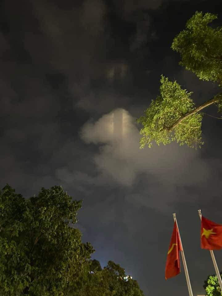 Xôn xao cột sáng kỳ bí xuất hiện trên bầu trời Hà Nội cuối tuần: Giải mã hiện tượng