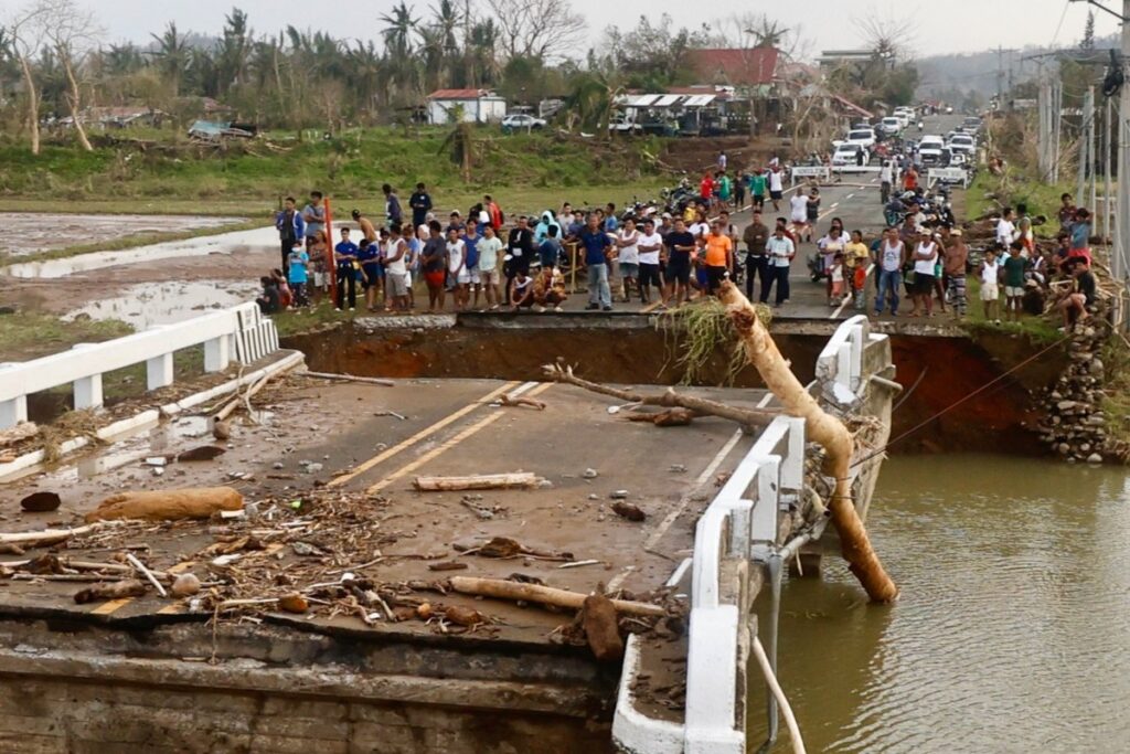 Cảnh tan hoang ở Philippines vì bão chồng bão