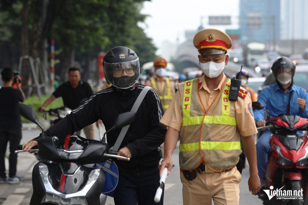 Vượt đèn đỏ bị phạt đến 20 triệu, từ năm 2025 nhiều lỗi giao thông tăng mức phạt