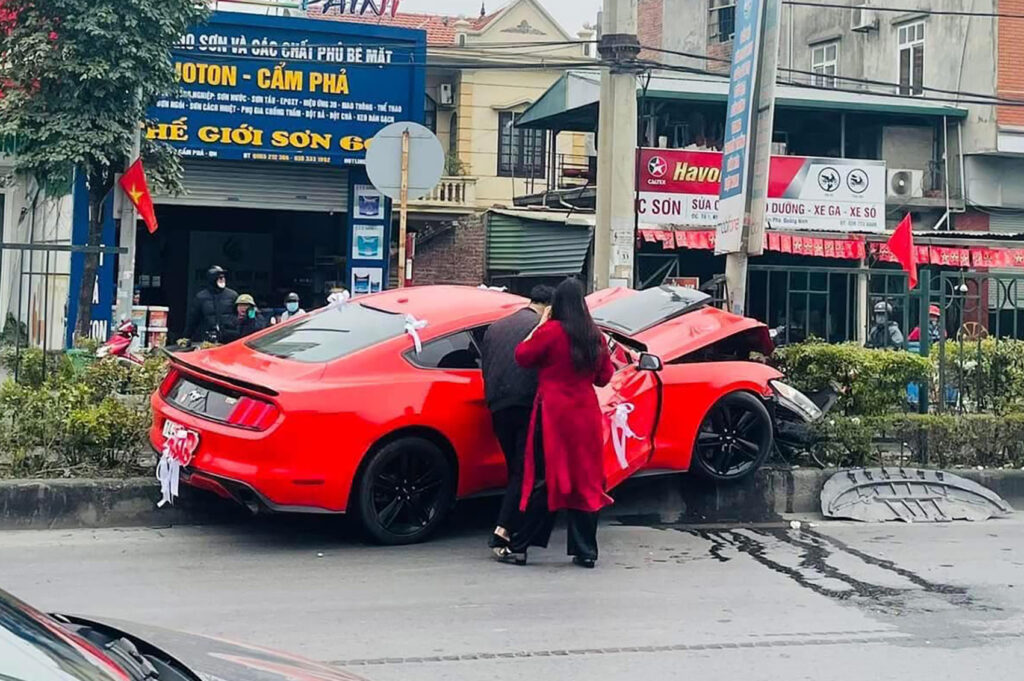 Chú rể lái ô tô Ford Mustang đi đón dâu gây t:ai n:ạn ở Quảng Ninh