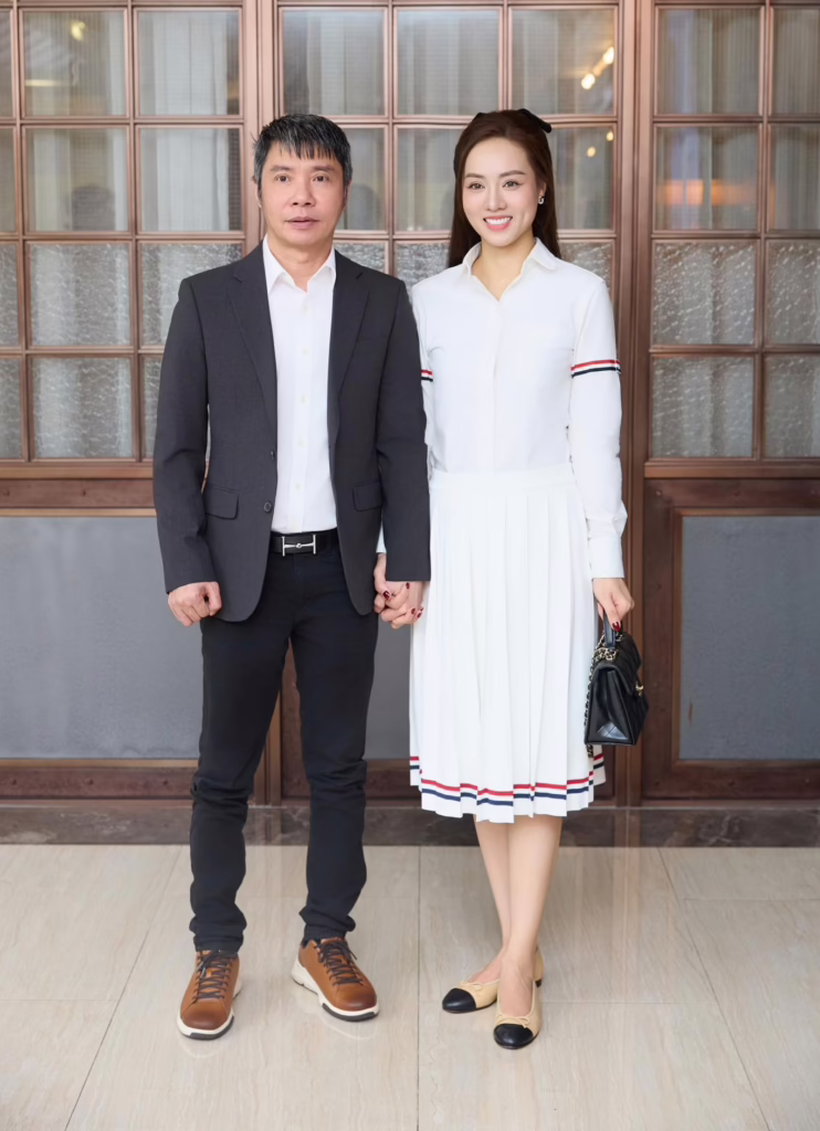 Vợ Công Lý nói rõ lý do không đeo nhẫn cưới