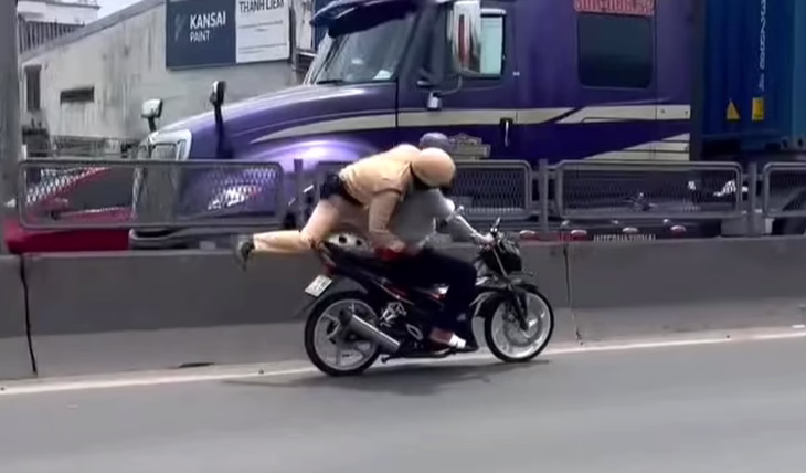 Vụ CSGT bám víu chới với sau yên xe máy: Lời trần tình khó chấp nhận của tài xế